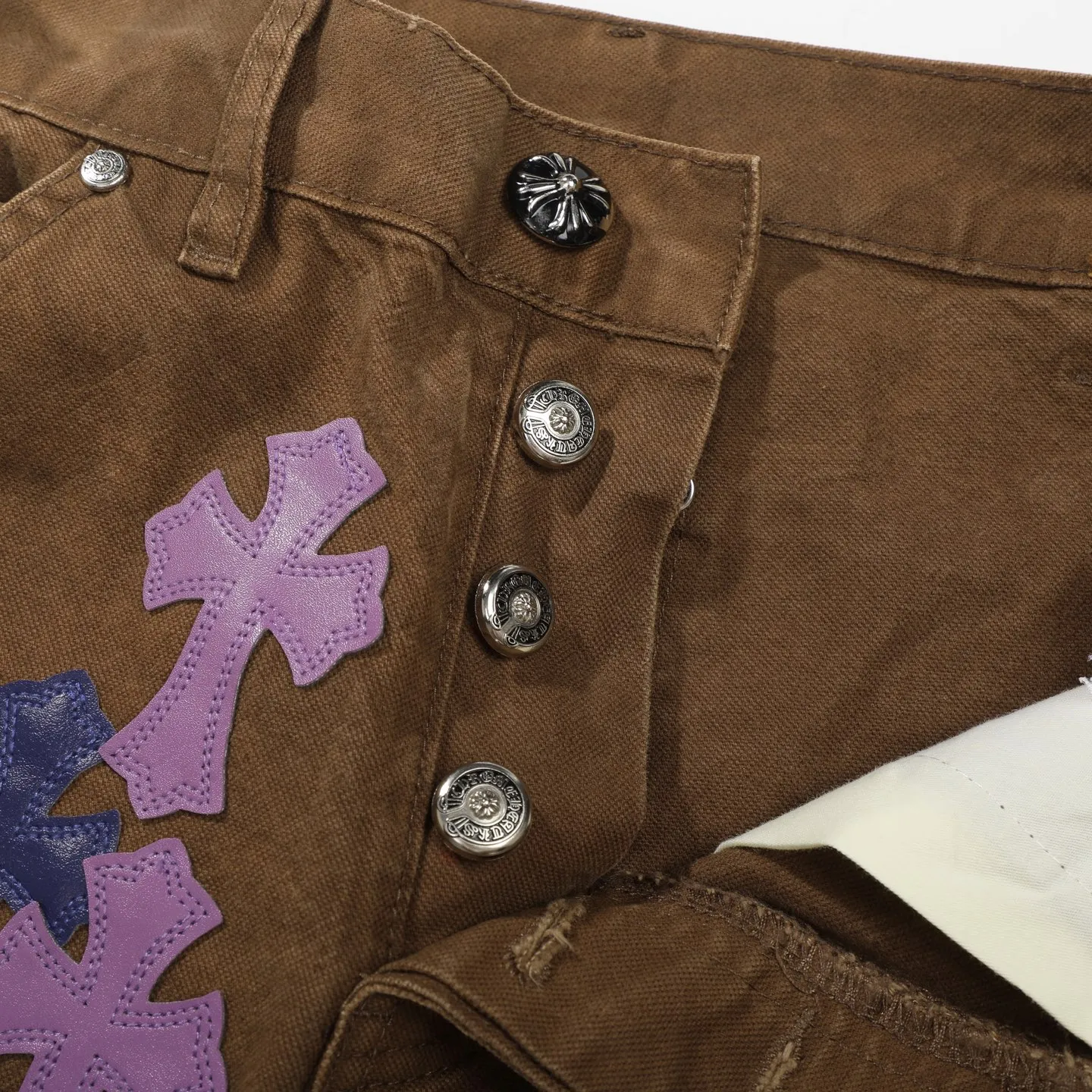 P300 Chrome Hearts Chrome Hearts Brown Logging Purple Multi-Leather Jeans Multi-leather Label Work Jeans CH Jeans All need to be washed and then disassembled and hand-stitched with sheepskin cross leather and then spliced together to complete. The whole process is too complicated to describe. About Chrome Hearts This is an extremely luxurious fashion brand that can also be called the aristocrat of the high street. It has always been an exclusive brand for some hipsters or the rich second generation. Compared with ordinary high streets, it is more luxurious and noble. Compared with luxury brands, it has a more fashionable personality. It has always been a brand that I have a special liking for. Color: Brown Size: 28 30 32 34 36